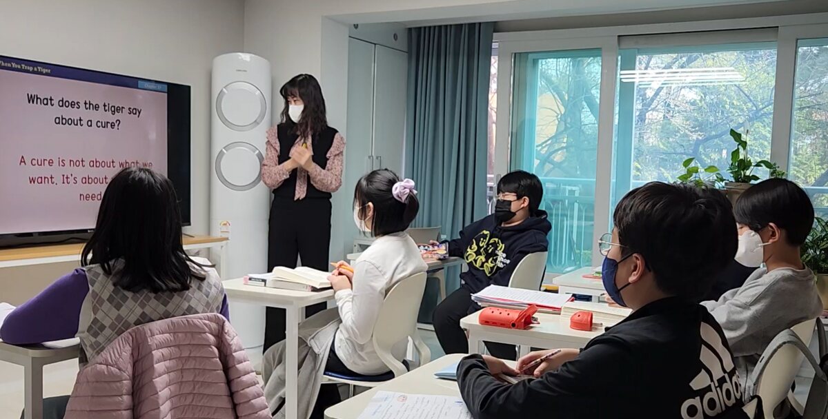 영어 소설을 함께 읽는 고학년 학생들
