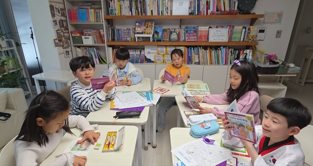 공릉동 교실에서 영어책을 읽는 학생들